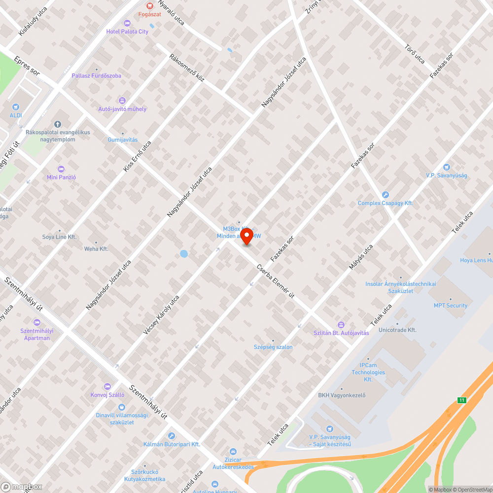 Járó motorral parkolnak a buszok a megállóban bejelentés helye