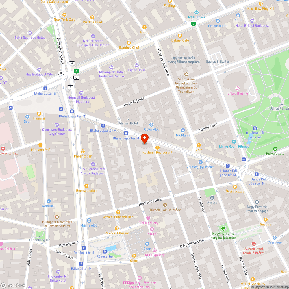 Egy graffitis rongálódott telefonfülke bejelentés helye