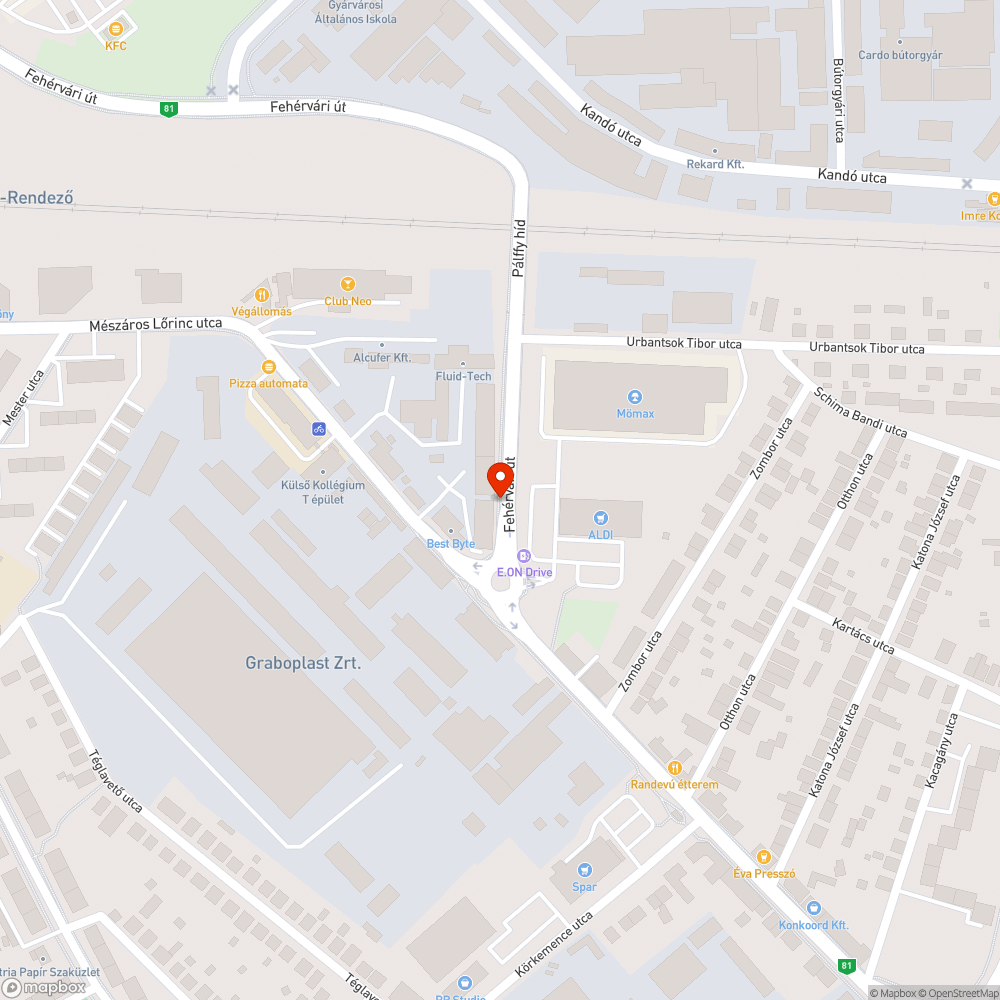 A járda és a kerítés között gazos a terület belógnak a faágak a járdára bejelentés helye