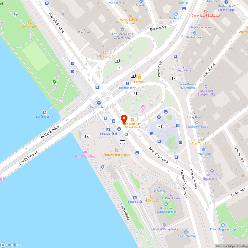 Megkopott sárga útburkolati jelzés a buszfordulóban bejelentés helye