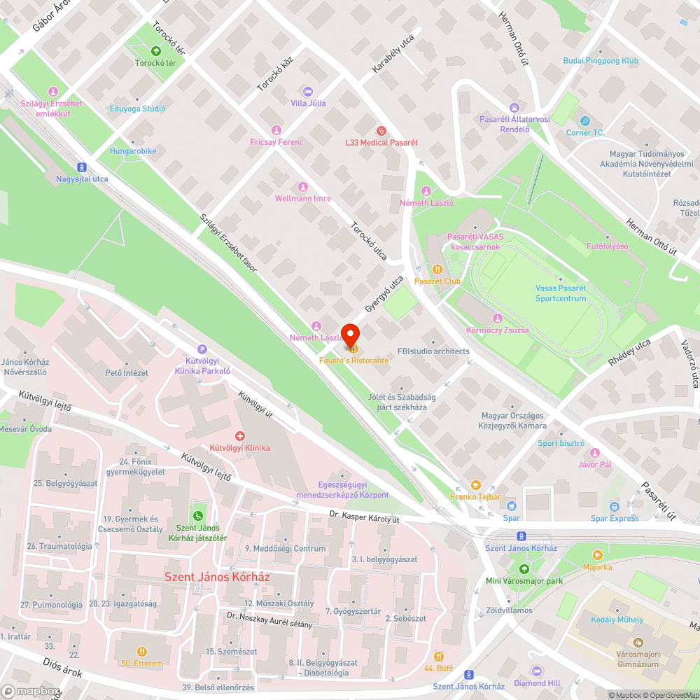 A járdán folyamatosan gépjárművek állnak. bejelentés helye