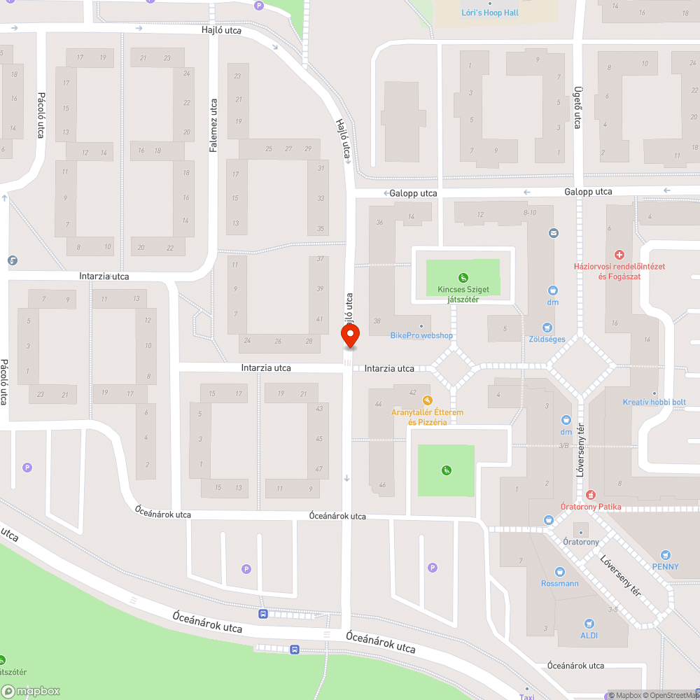 Lekopott zebra, fával takart tábla bejelentés helye