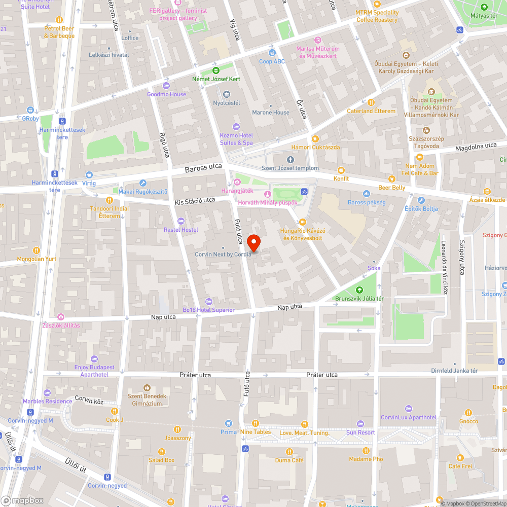 Biciklisek és robogósok a járdán az útlezárás mellett bejelentés helye