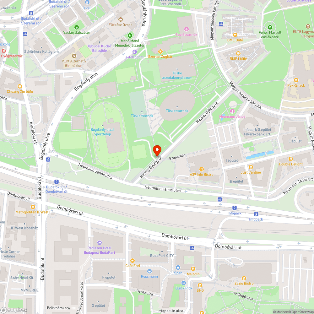 Hófehérre fakult tájékoztató tábla a Tüskecsarnoknál bejelentés helye