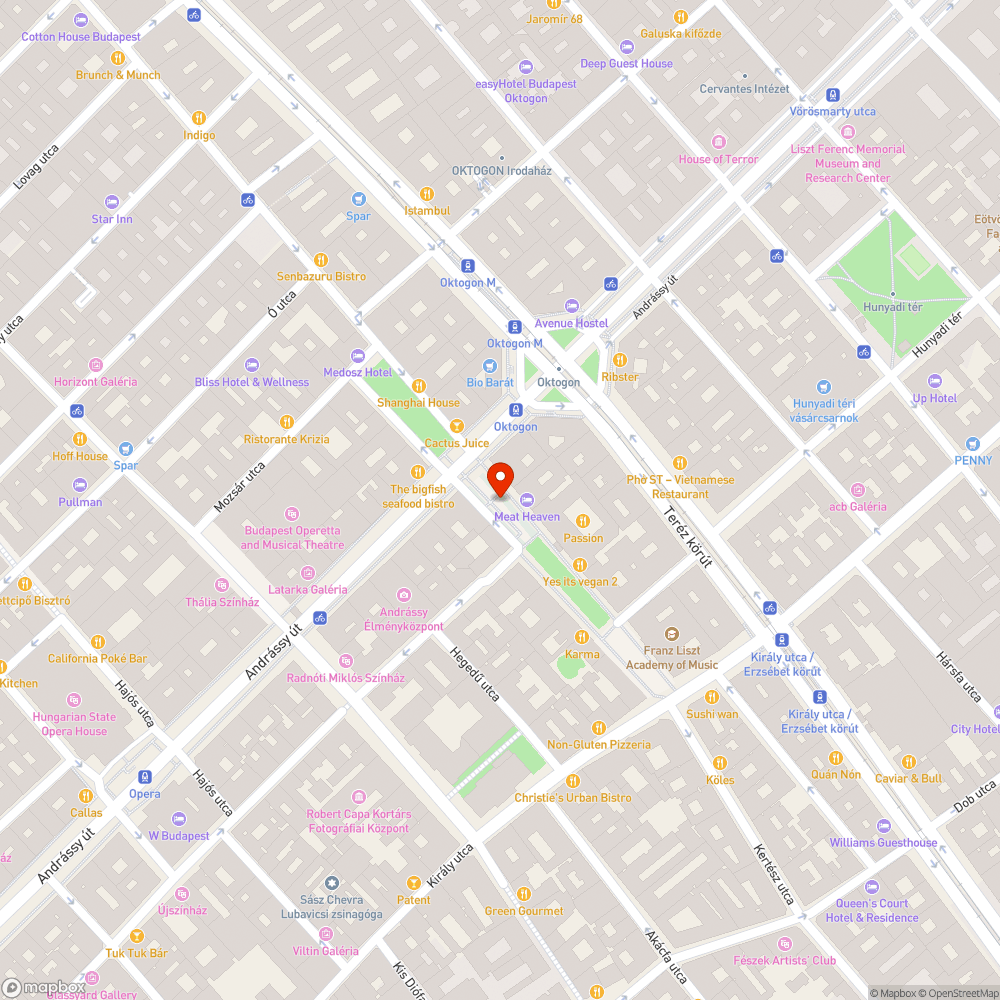 Elhanyagolt, összematricázott információs tábla bejelentés helye