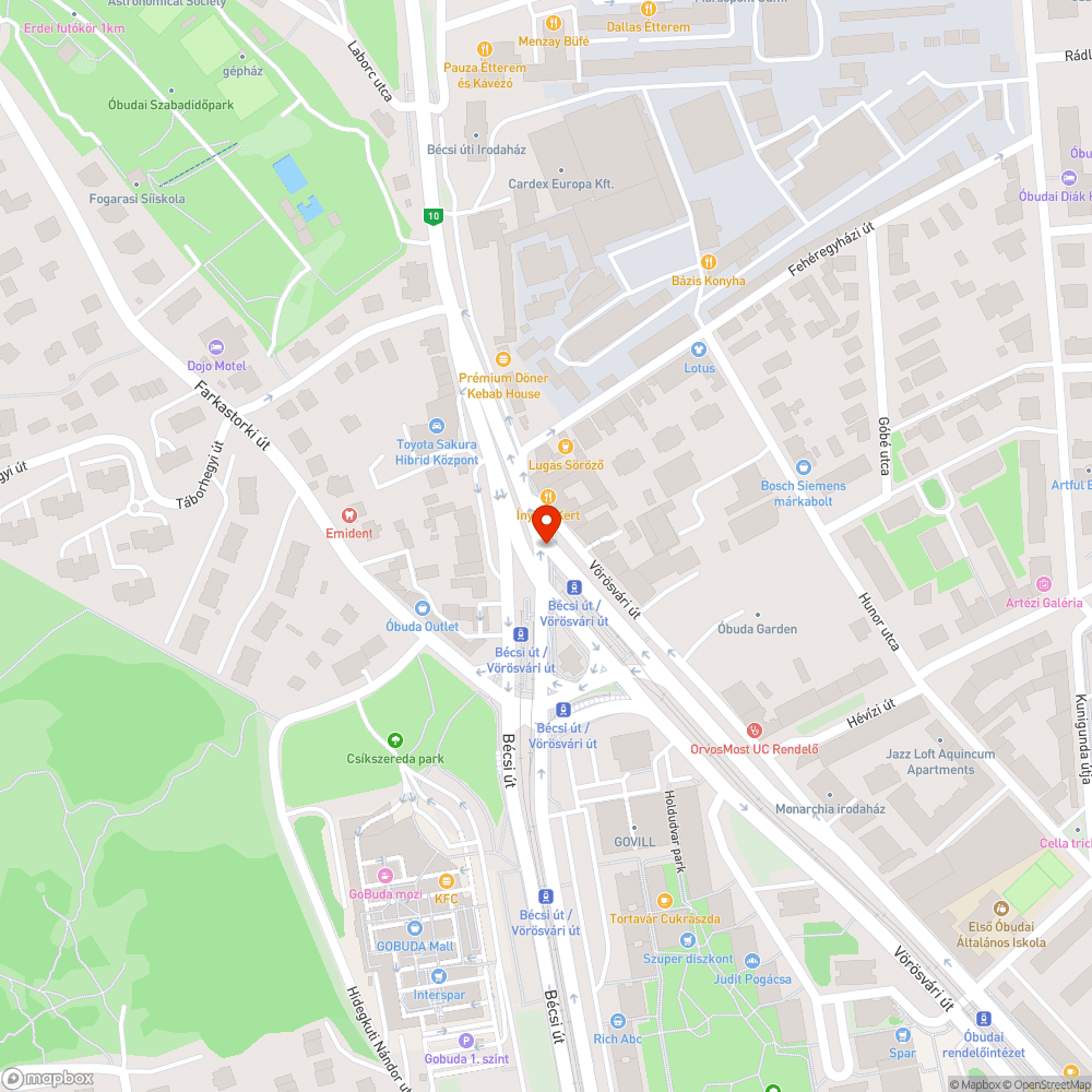 Úttestre belógó növényzet akadályozza a forgalmat, takarja a közlekedési lámpát bejelentés helye