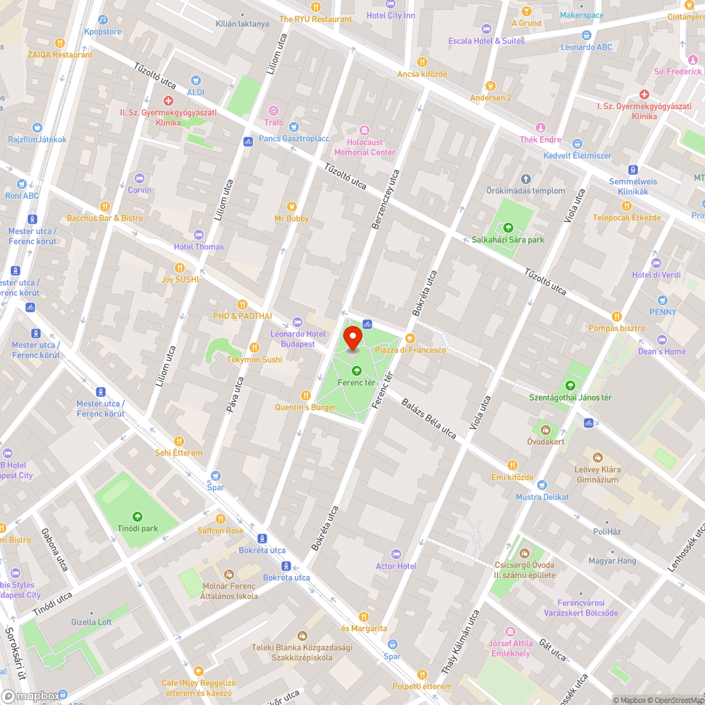 Betört tető és törött padok a pavilonnál. bejelentés helye