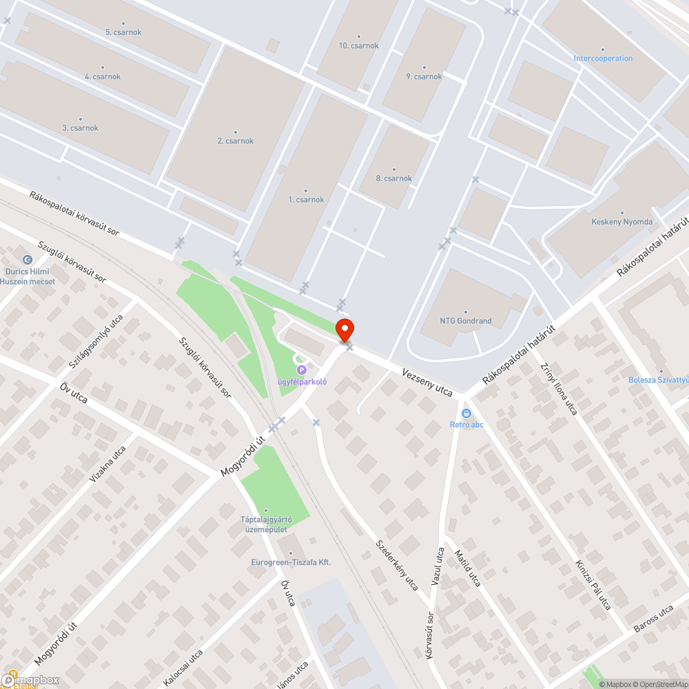 Az útjelző táblát benőtte a burjánzó növényzet bejelentés helye