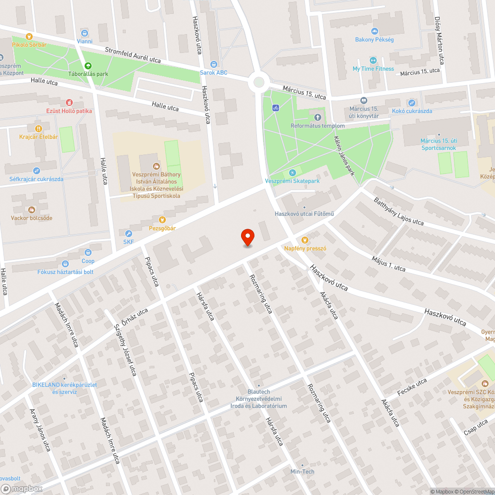 Járdára lógó növényzet bejelentés helye