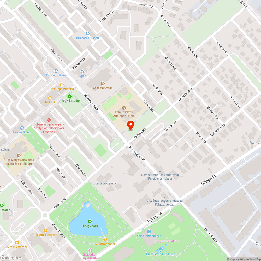 Nagyon megkopott padok az iskola melletti téren bejelentés helye