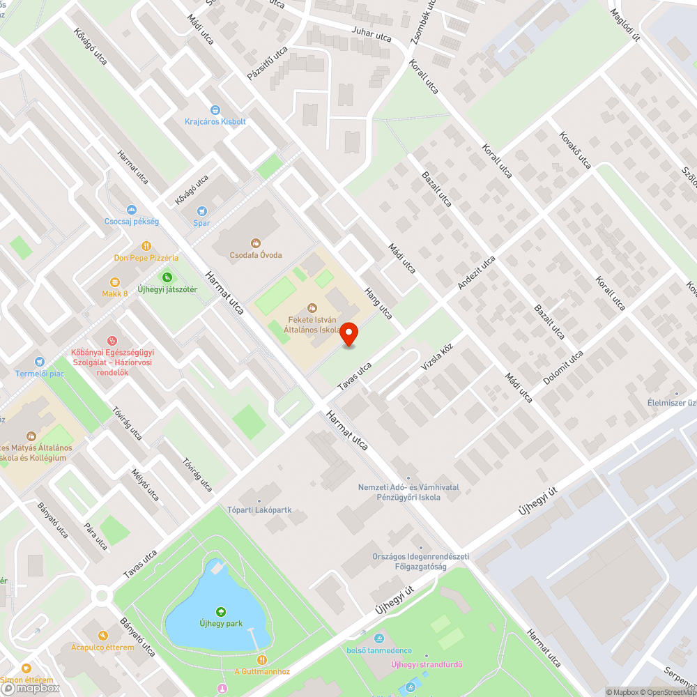 Egy megrongálódott parkban található tábla bejelentés helye