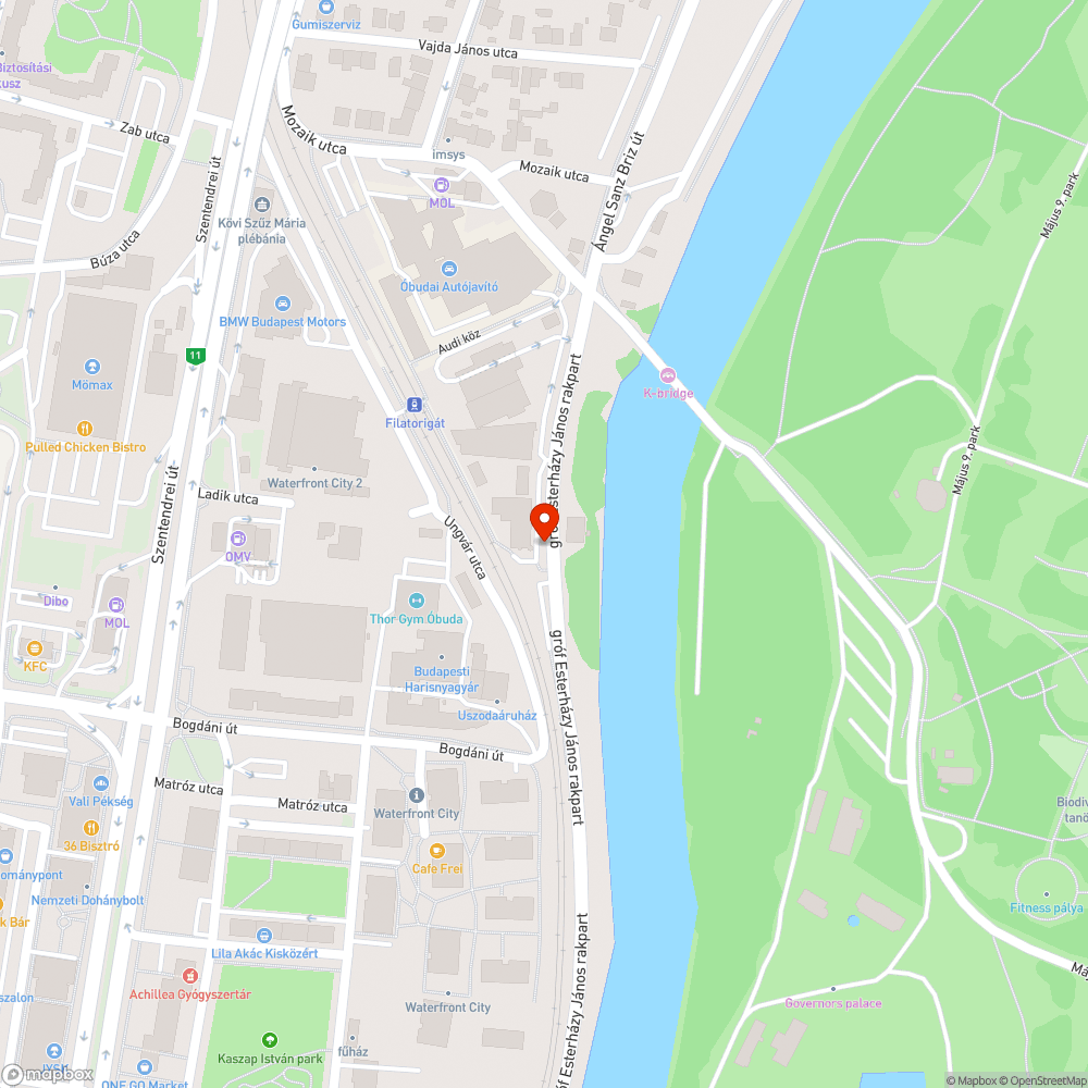 Üres reklámkeret az ÓBKF irodája előtt bejelentés helye