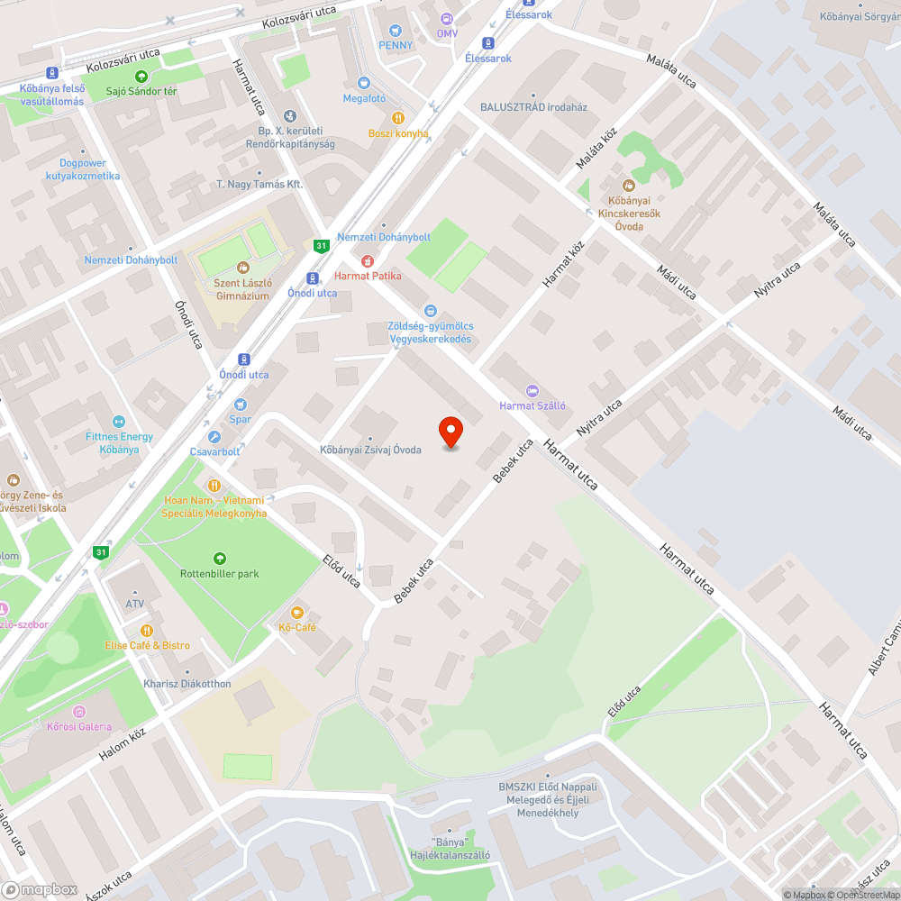 Több óriási halom kirakott lehullott száraz levél bejelentés helye