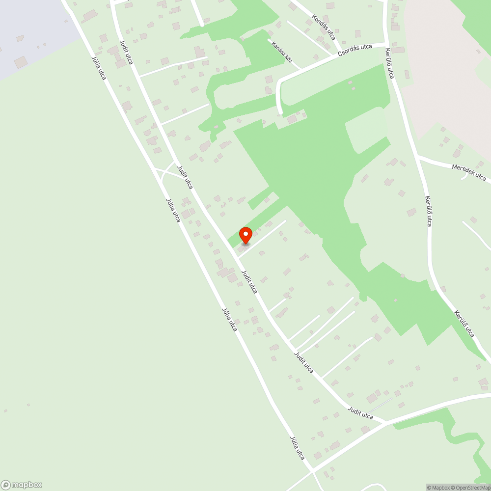 Hulladékhalom a kerítés előtt bejelentés helye