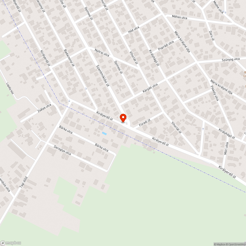 Fától nem látszó KRESZ tábla bejelentés helye