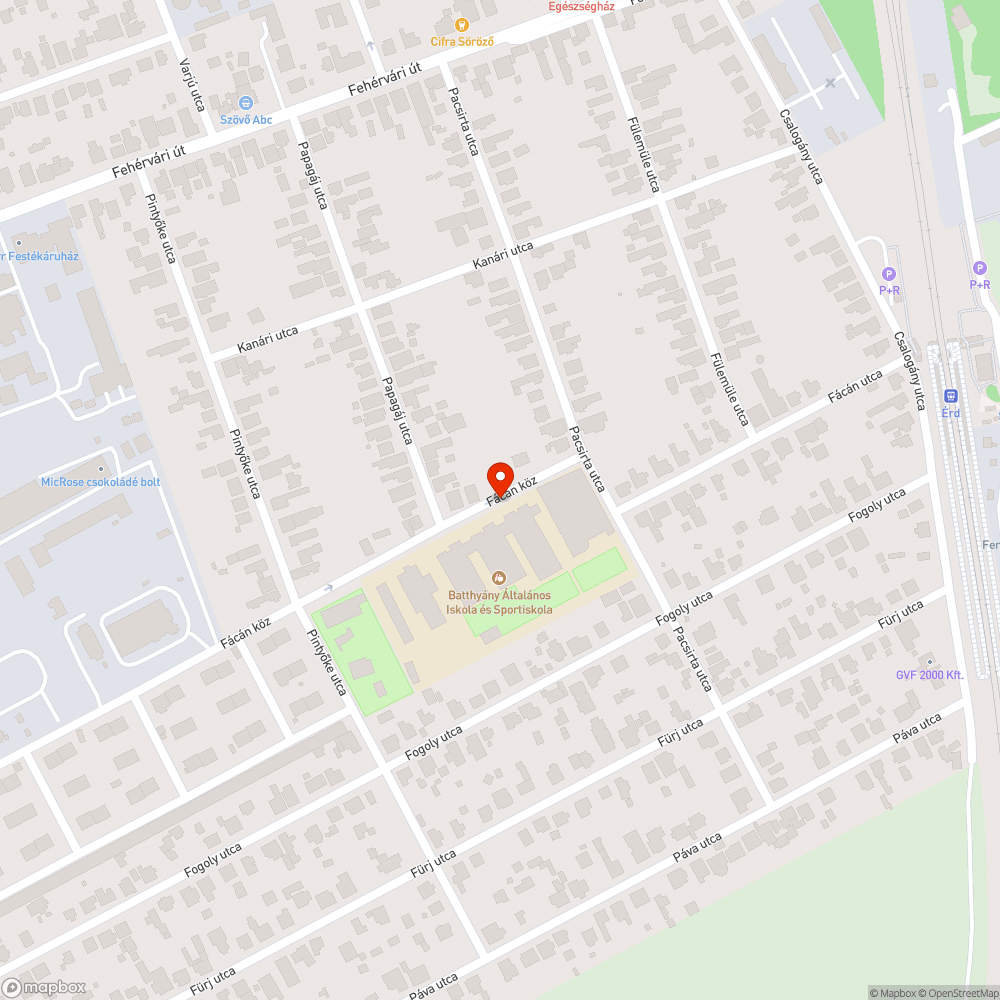 A suli melletti járda sötét, nincs kiépítve a világítás bejelentés helye