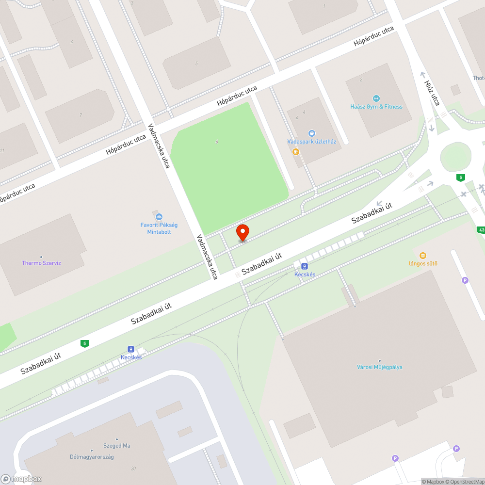 Üres, rozsdás táblakeret bejelentés helye