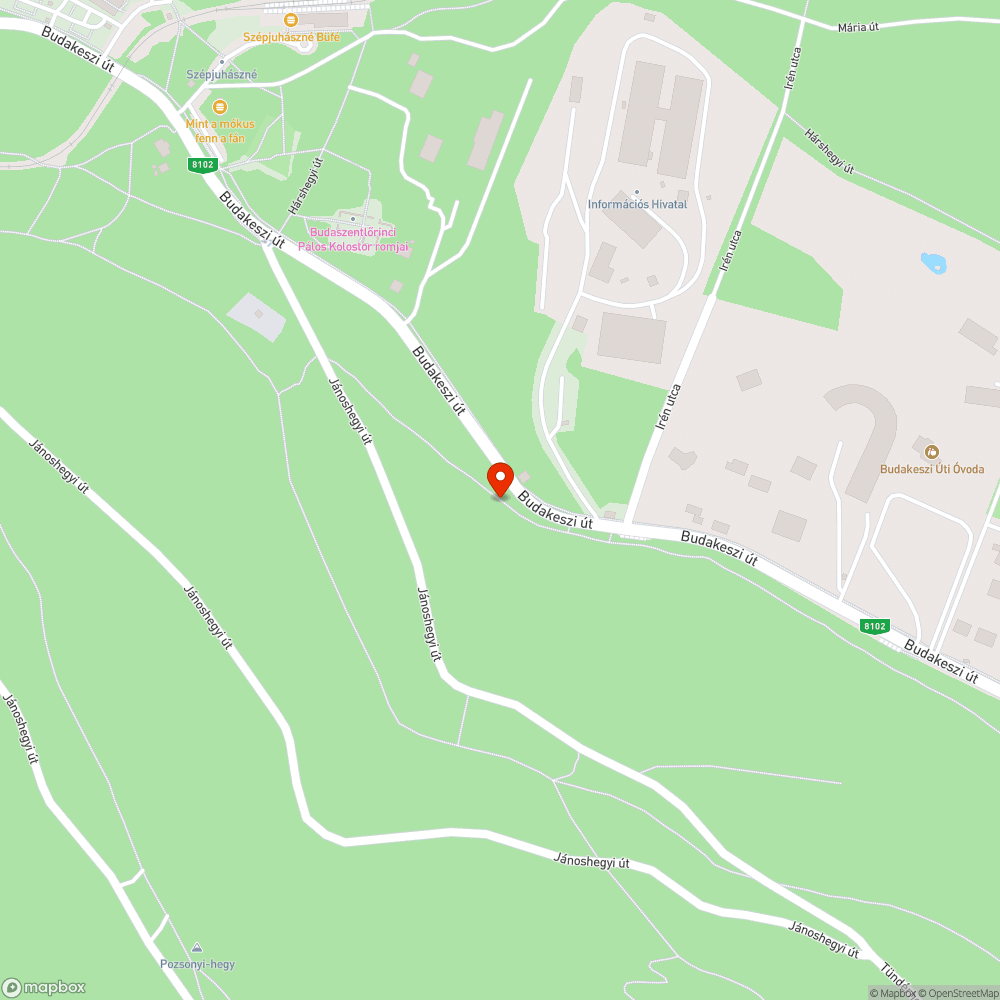 Kidőlt fa az erdei kerékpár és turista útvonalon bejelentés helye