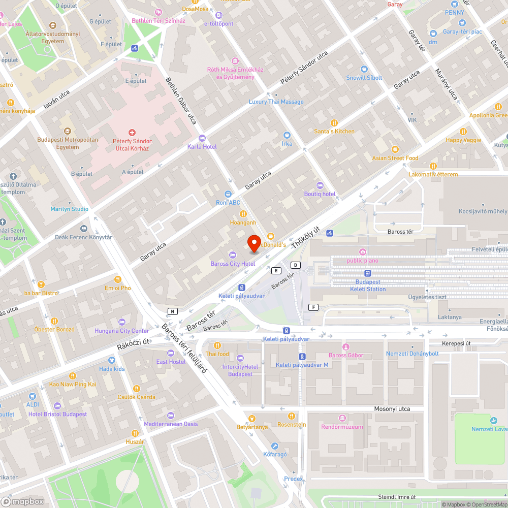 Keleti pályaudvar buszmegállóban BKK futár kijelző b bejelentés helye