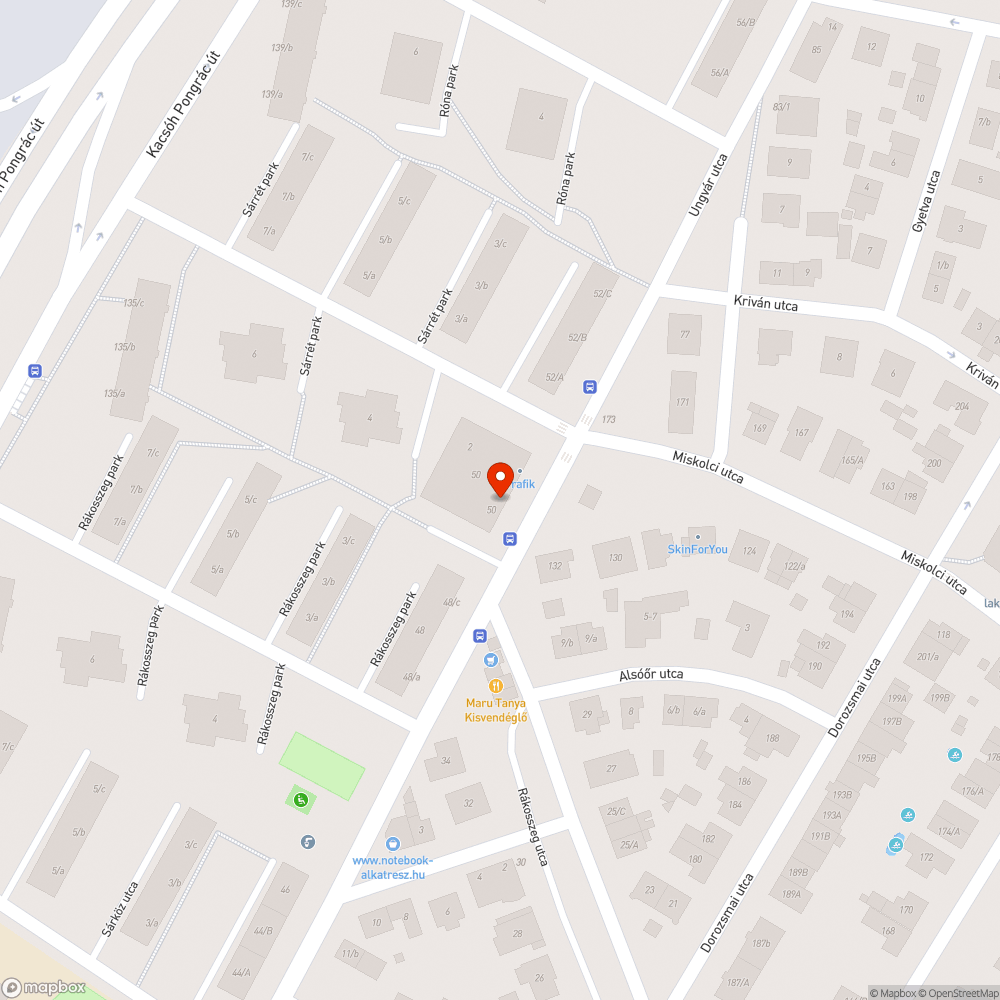 Járdán (?) parkolás, rendezetlenség, mindenki megy amerre lát bejelentés helye