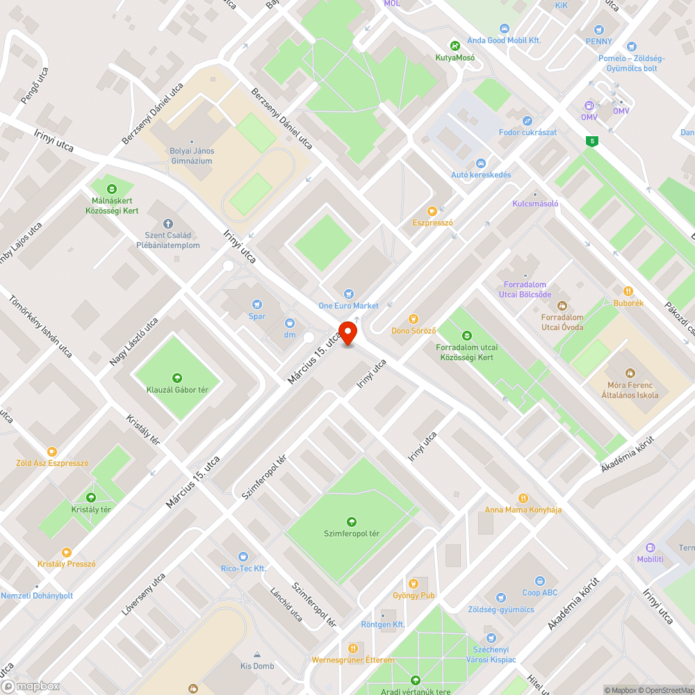 Használatlan, széttöredezett aszfaltburkolat a zöldfelület közepén bejelentés helye