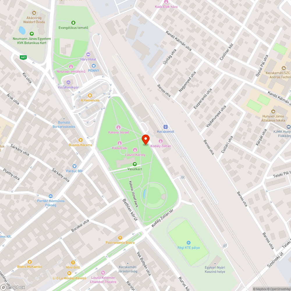 Balesetveszélyes burkolat a vasútállomás előtti buszmegállóban bejelentés helye