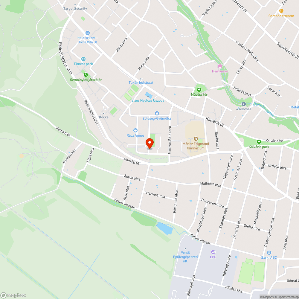 hátrahagyott törmelék, piros-fehér műanyag szalag a villanyoszlophoz kötve és a fáról lógva. bejelentés helye