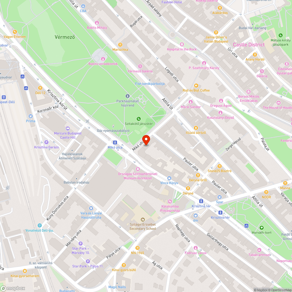 Folyamatosan járdán parkoló sötétkék saab autó bejelentés helye