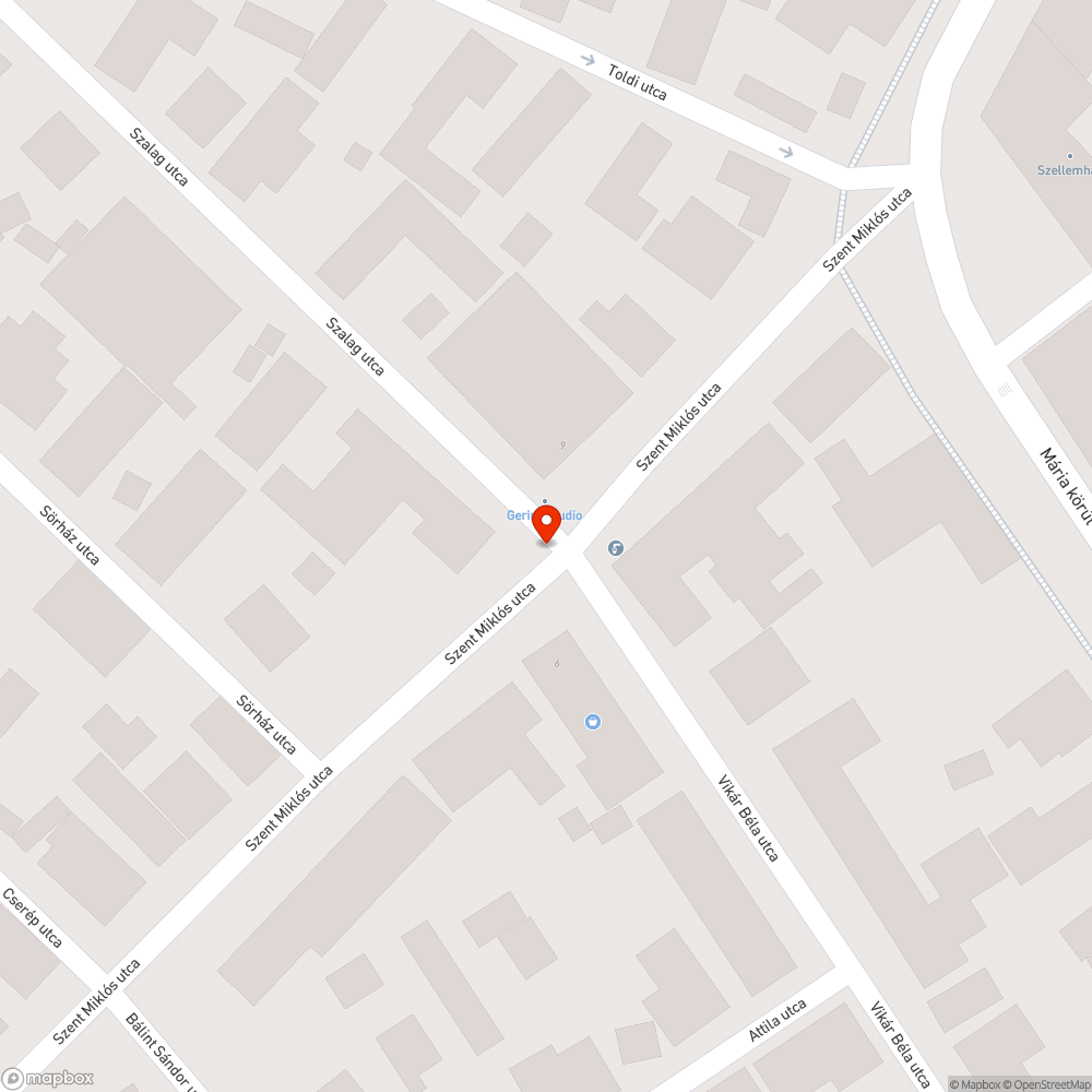 Balesetveszélyesen kiemelkedő aknafedél a Szent Mikós utcában bejelentés helye