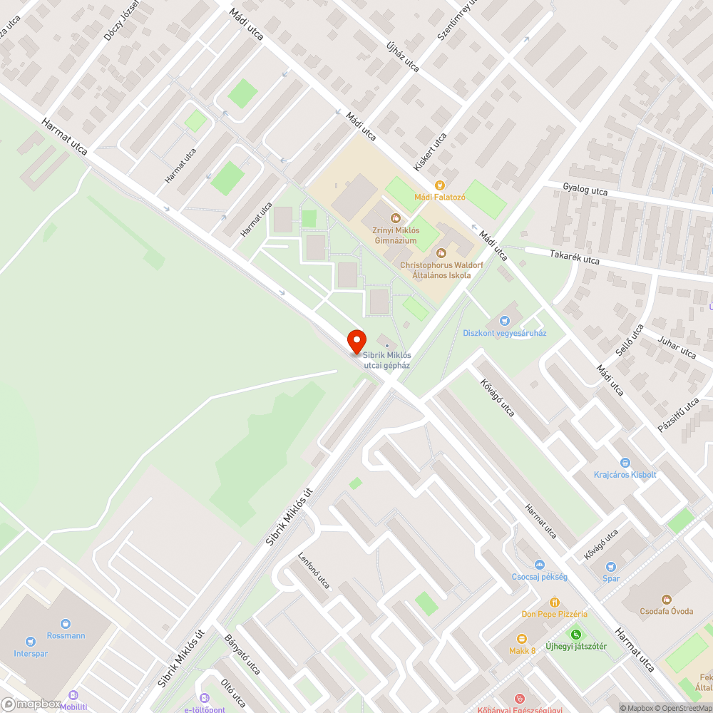 Fém karó járdán, buszmegállóban bejelentés helye