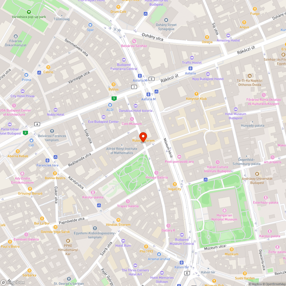 Közlekedési tábla egy műanyag vödörbe ágyazva bejelentés helye