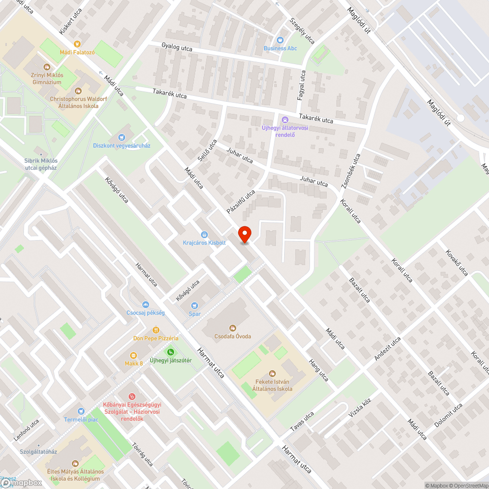 Egy hetek óta a járda közepén lévő kidobott bútorlap bejelentés helye