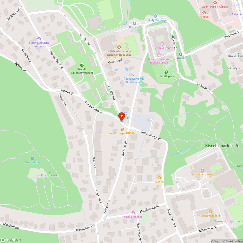 Balesetben megsérült járda, korlátok, tábla bejelentés helye