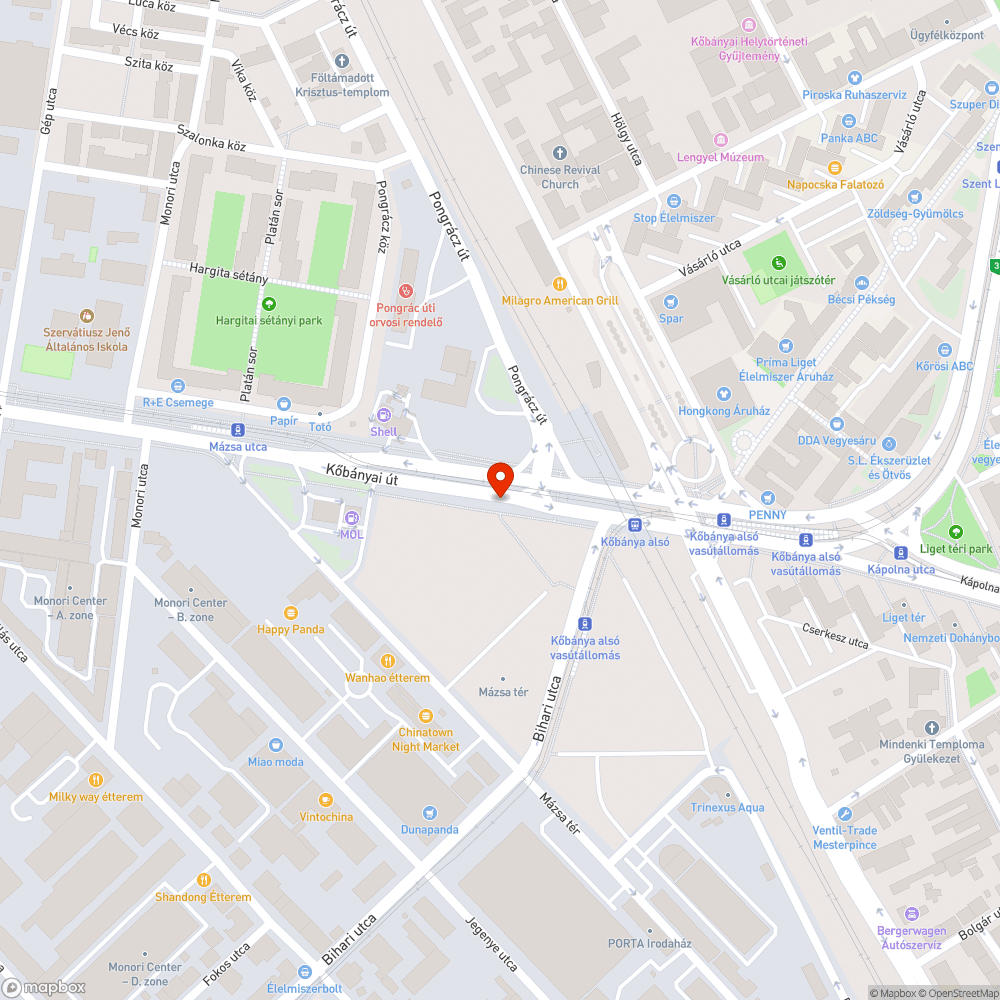 Egy nagyon megkopott pad a buszmegállóban bejelentés helye