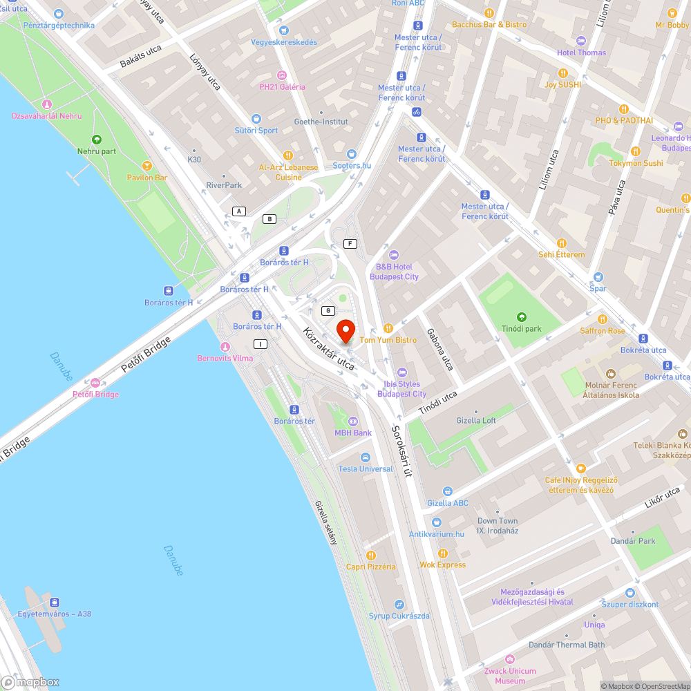 Gondok a Boráros téri táblákkal a buszvégállomáson bejelentés helye