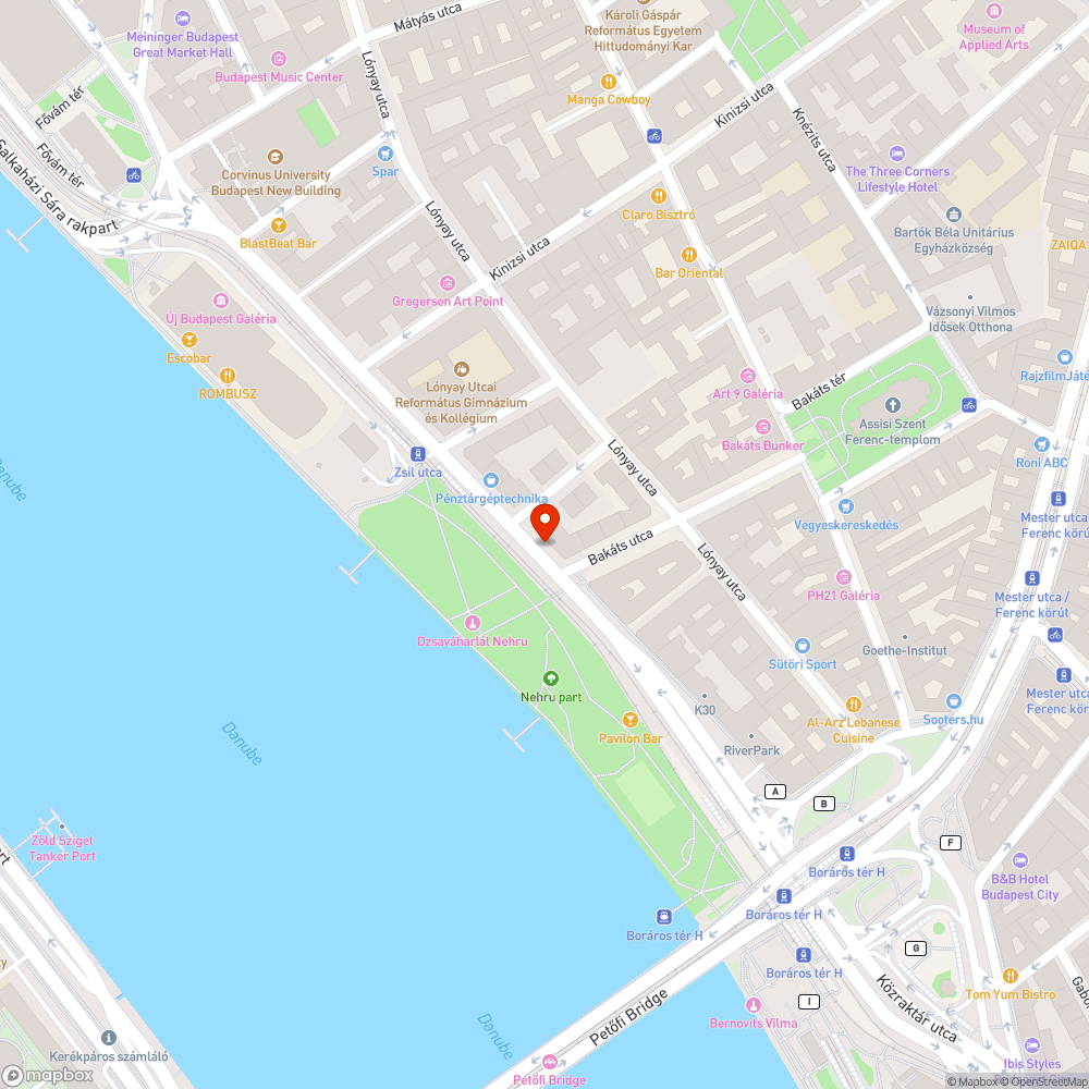 A fák körüli törött szegély. bejelentés helye