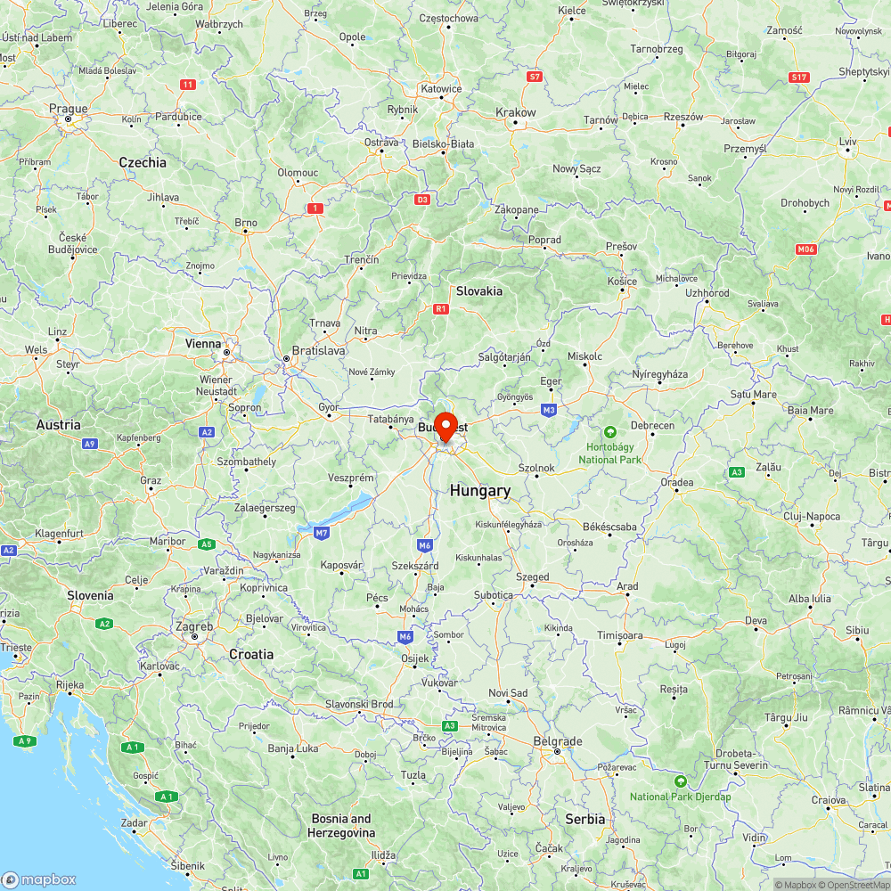 Nyitott udvar, hulladékkal teli bejelentés helye