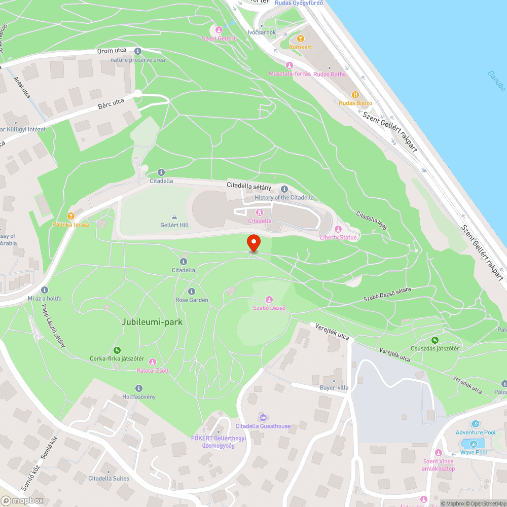 A Citadella tájékoztatótáblája graffitis és ferde bejelentés helye