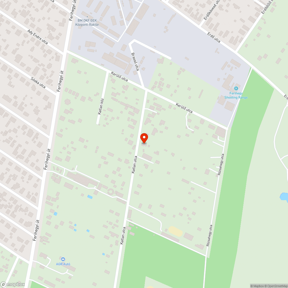 Ránőtt a növényzet az oszlopokat és vezetékre. bejelentés helye