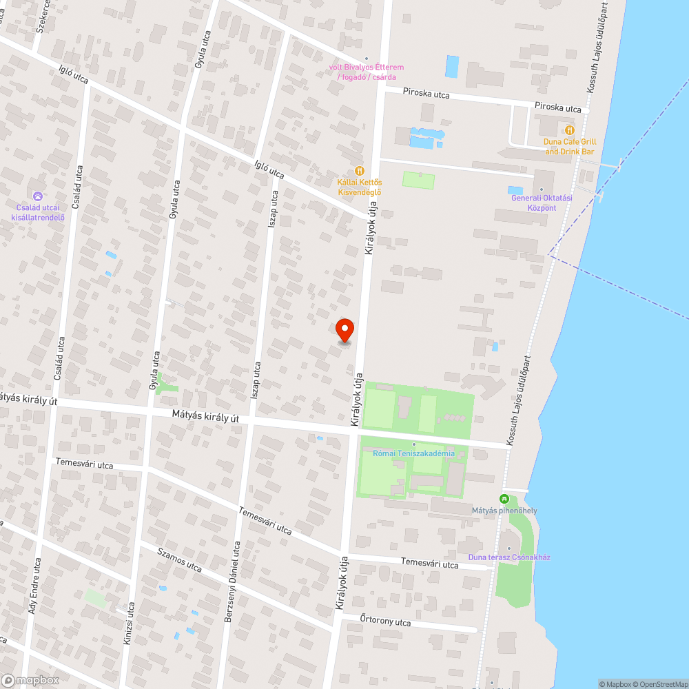 Ajtó az árokban, fém tábla a fán bejelentés helye