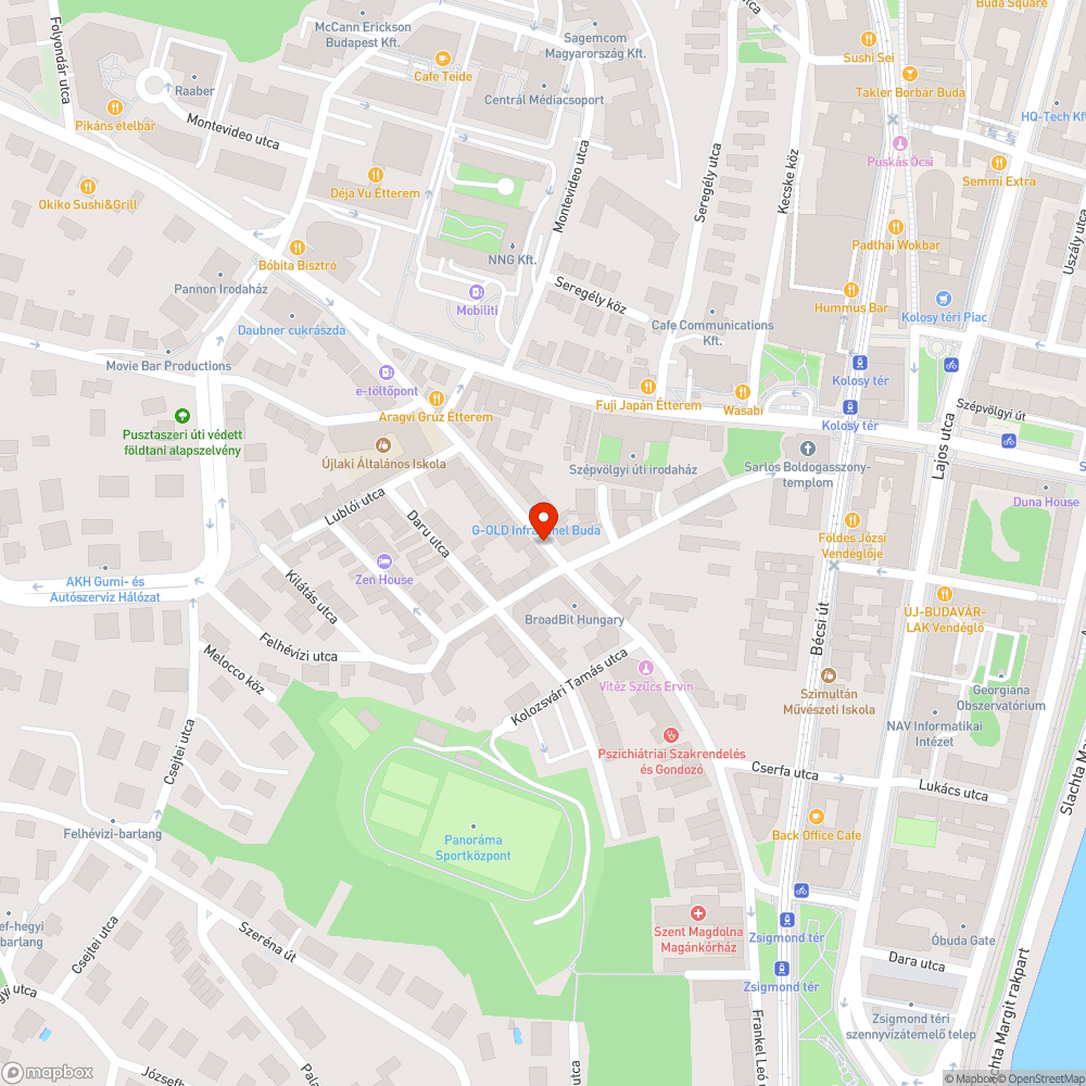 Zöld növényzet takarja az útra való kilátást bejelentés helye