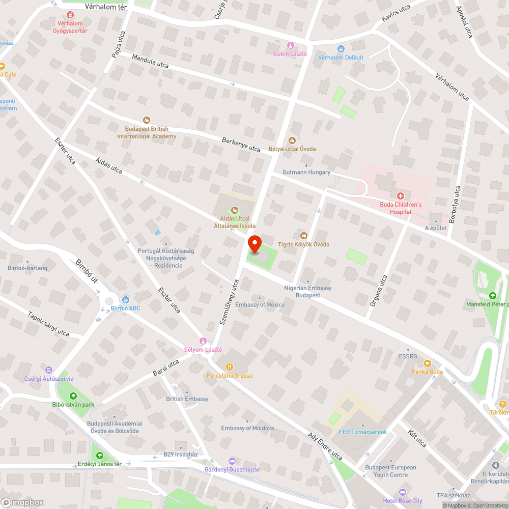 Közepén lyukas, tönkrement kis méretű fedlap bejelentés helye