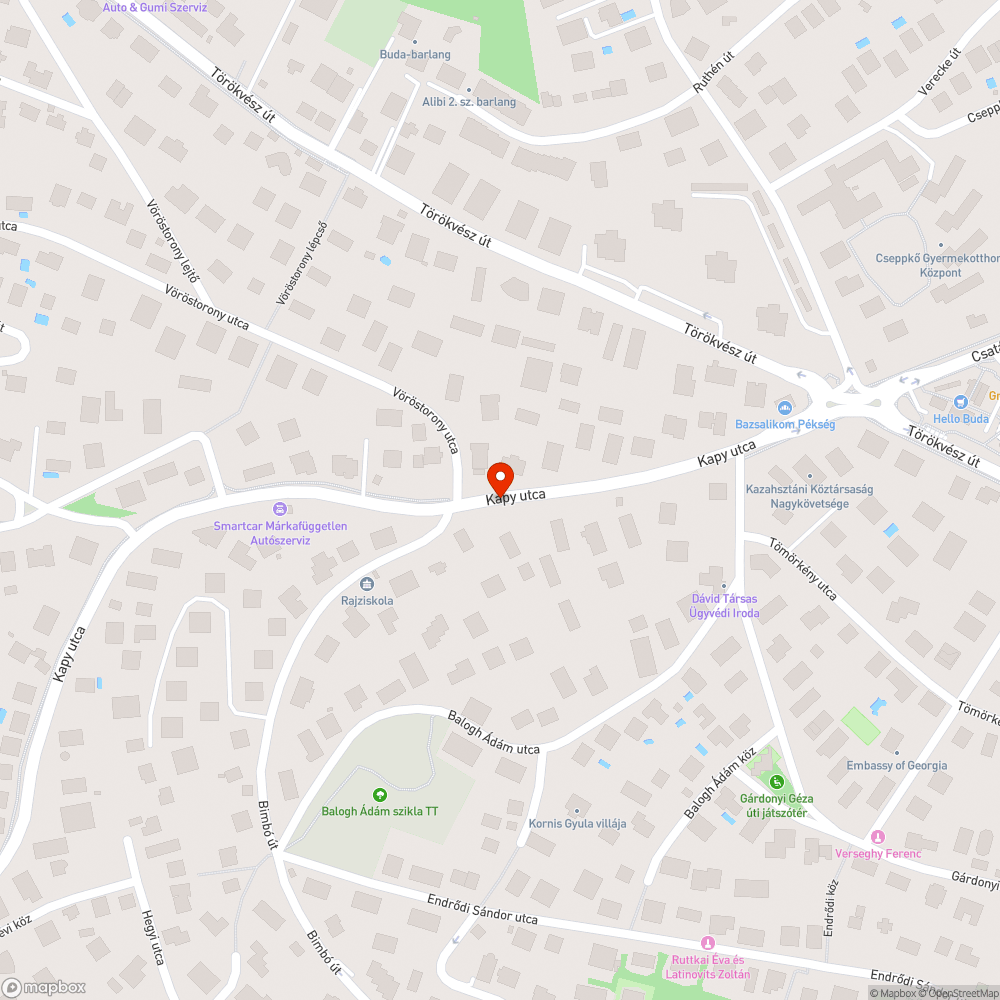 Kátyú a buszmegálló mellett bejelentés helye