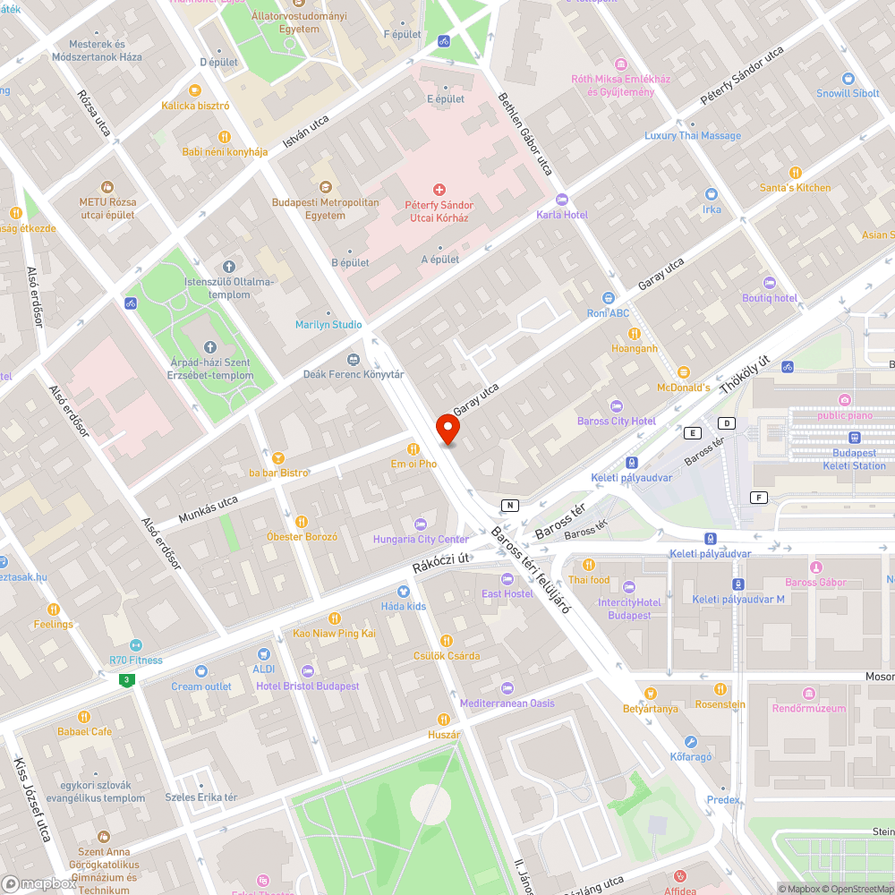 Összefirkált menetrendet tartó tábla bejelentés helye