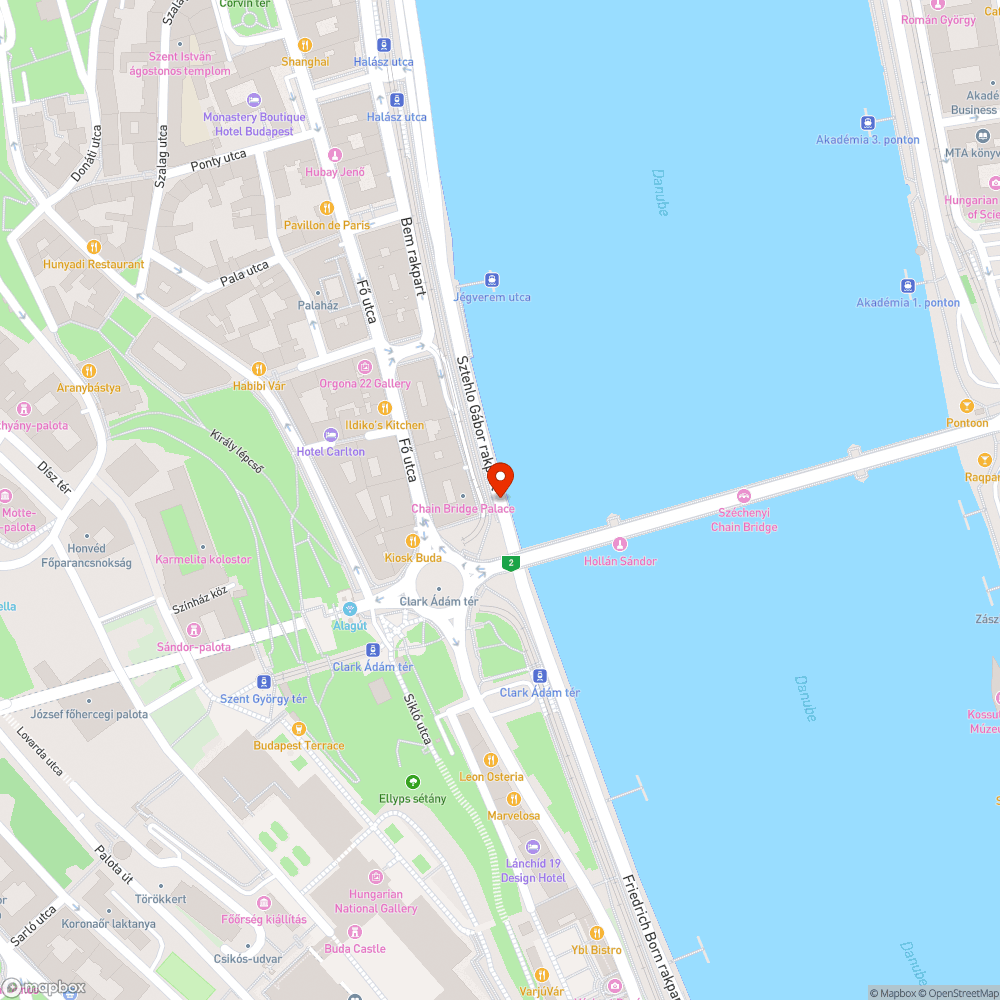 Graffiti a járda menti kerítésen és oszlopokon bejelentés helye