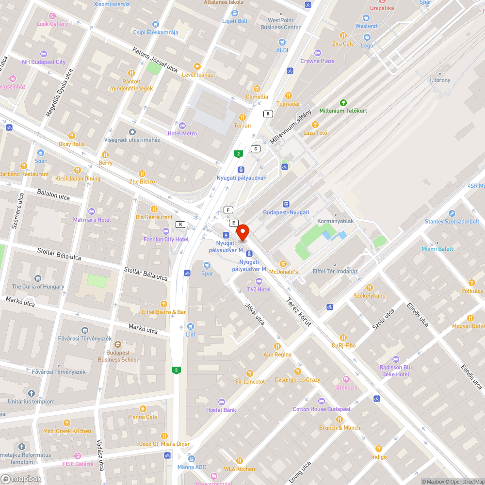 Egy nagyon megkopott pad és egy támasz bejelentés helye