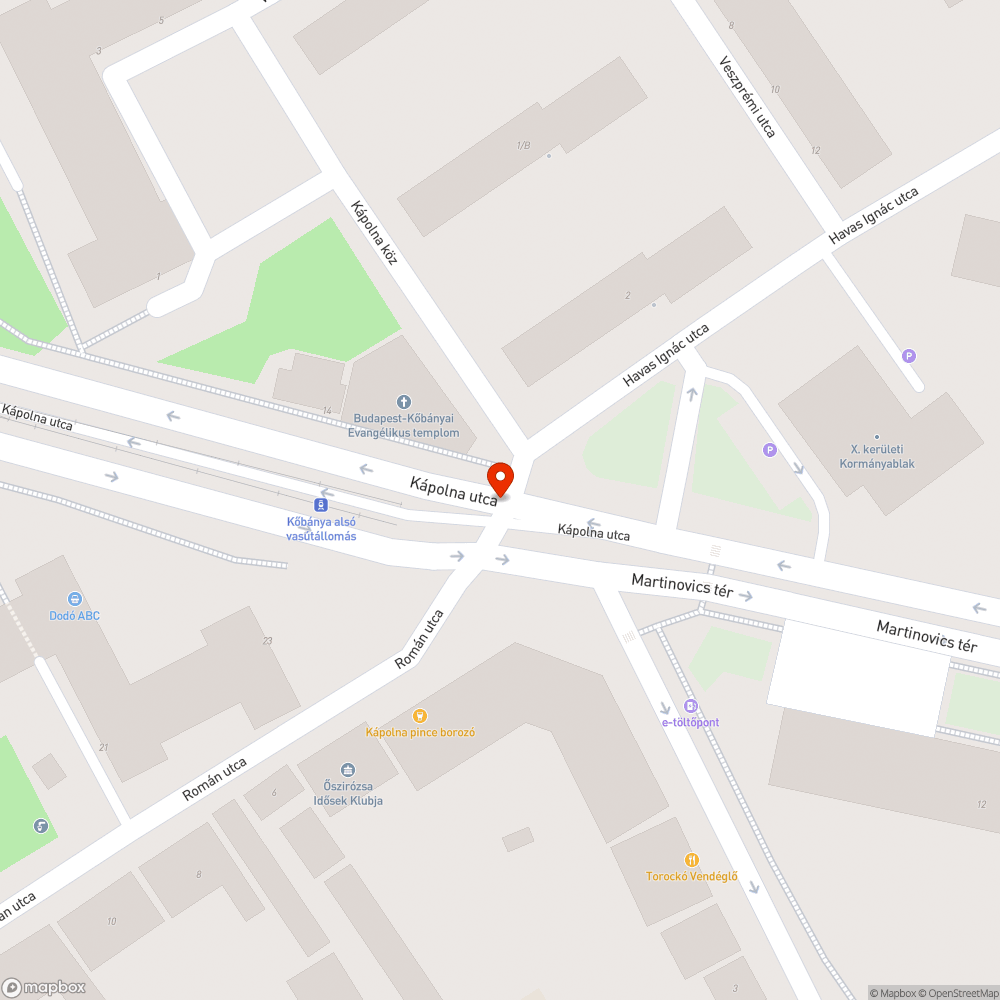 Egy darab nagyon megkopott pad a buszmegállóban bejelentés helye