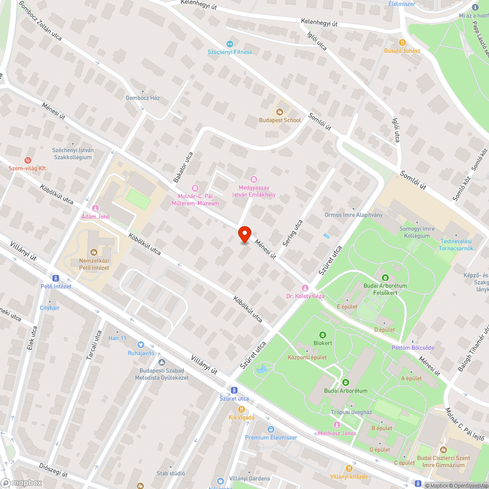 Kiálló ,billegő vasfedlapok bejelentés helye