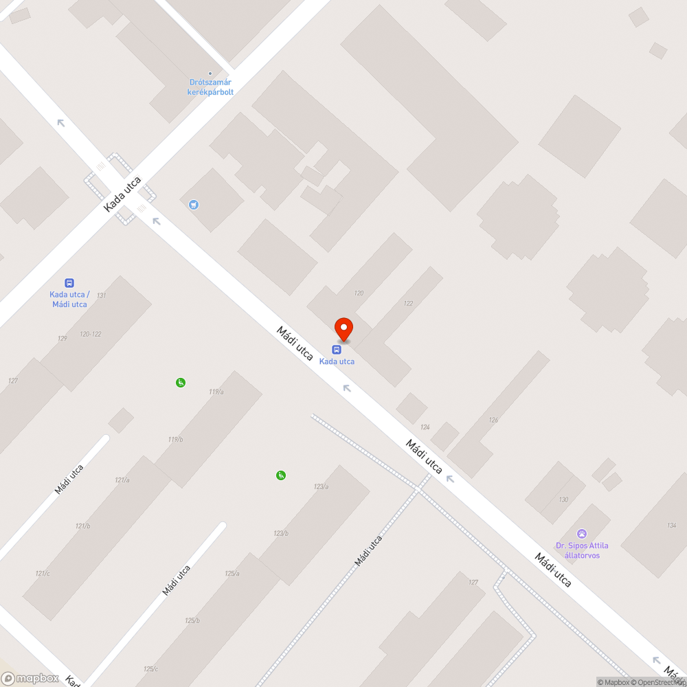 Egy darab nagyon megkopott pad a buszmegállóban bejelentés helye