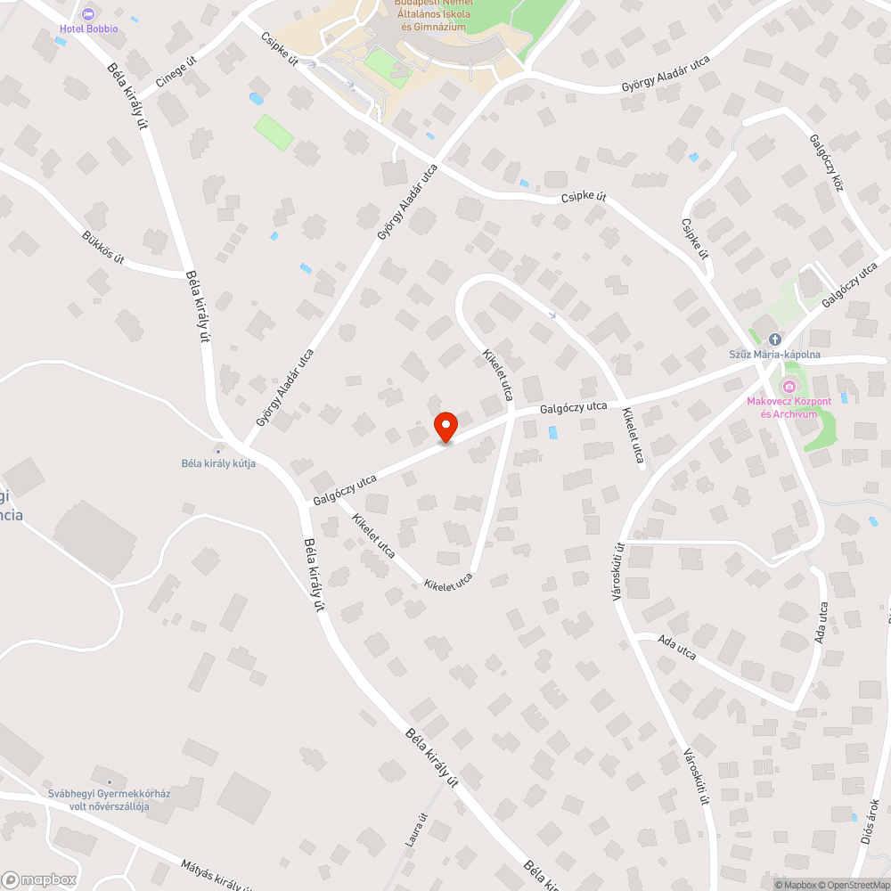 Tengelytörő óriáskátyú kapu előtt bejelentés helye